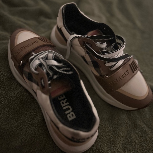 Women’s Burberry sneaker worn only once. Threw box and bag away when moved - Picture 2 of 3